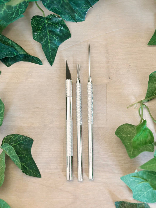 Set med nålverktyg, räfs och skalpell